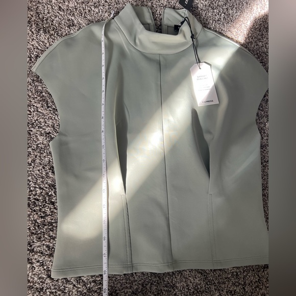 Express top with tags - Picture 3 of 3